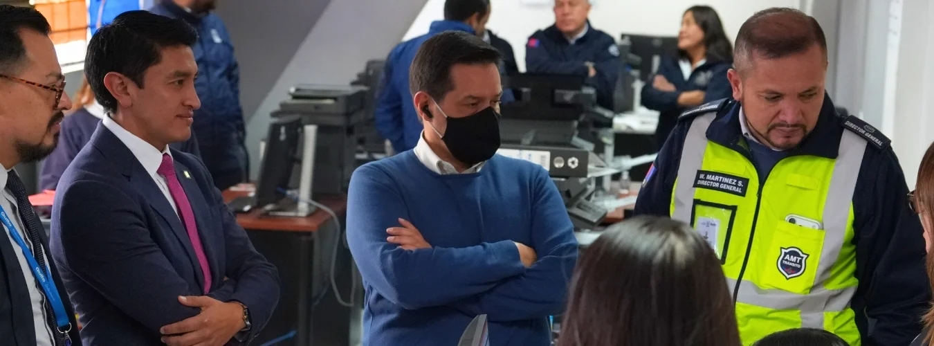 Quito Honesto acompaña el restablecimiento de la matriculación vehicular para garantizar transparencia y control ciudadano.