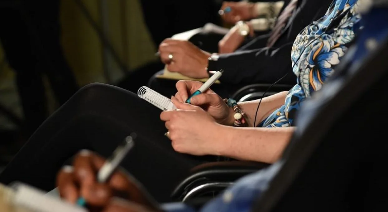 Personas escribiendo